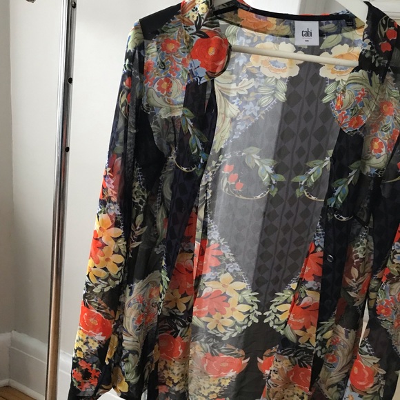 Intricate pattern blouse - Picture 3 of 6